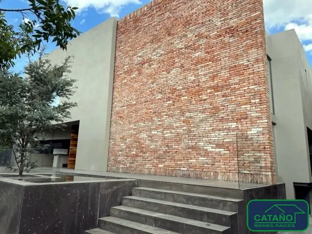 Buena residencia ubicada en calle cerrada en el Pedregal. Oceano