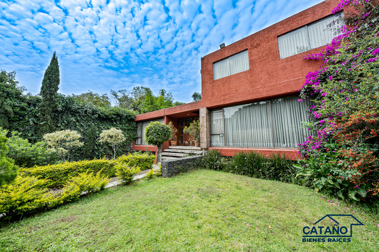 Residencia con grandes jardines, potencial de actualizacion, Blvd de la Luz (1/47)
