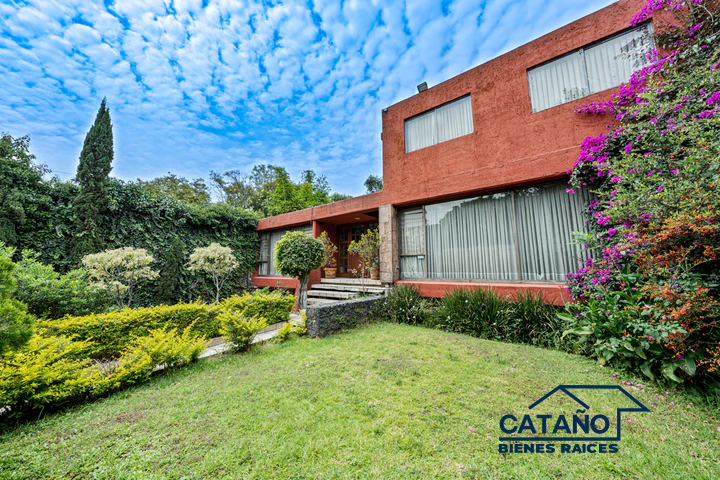 Residencia con grandes jardines, potencial de actualizacion, Blvd de la Luz