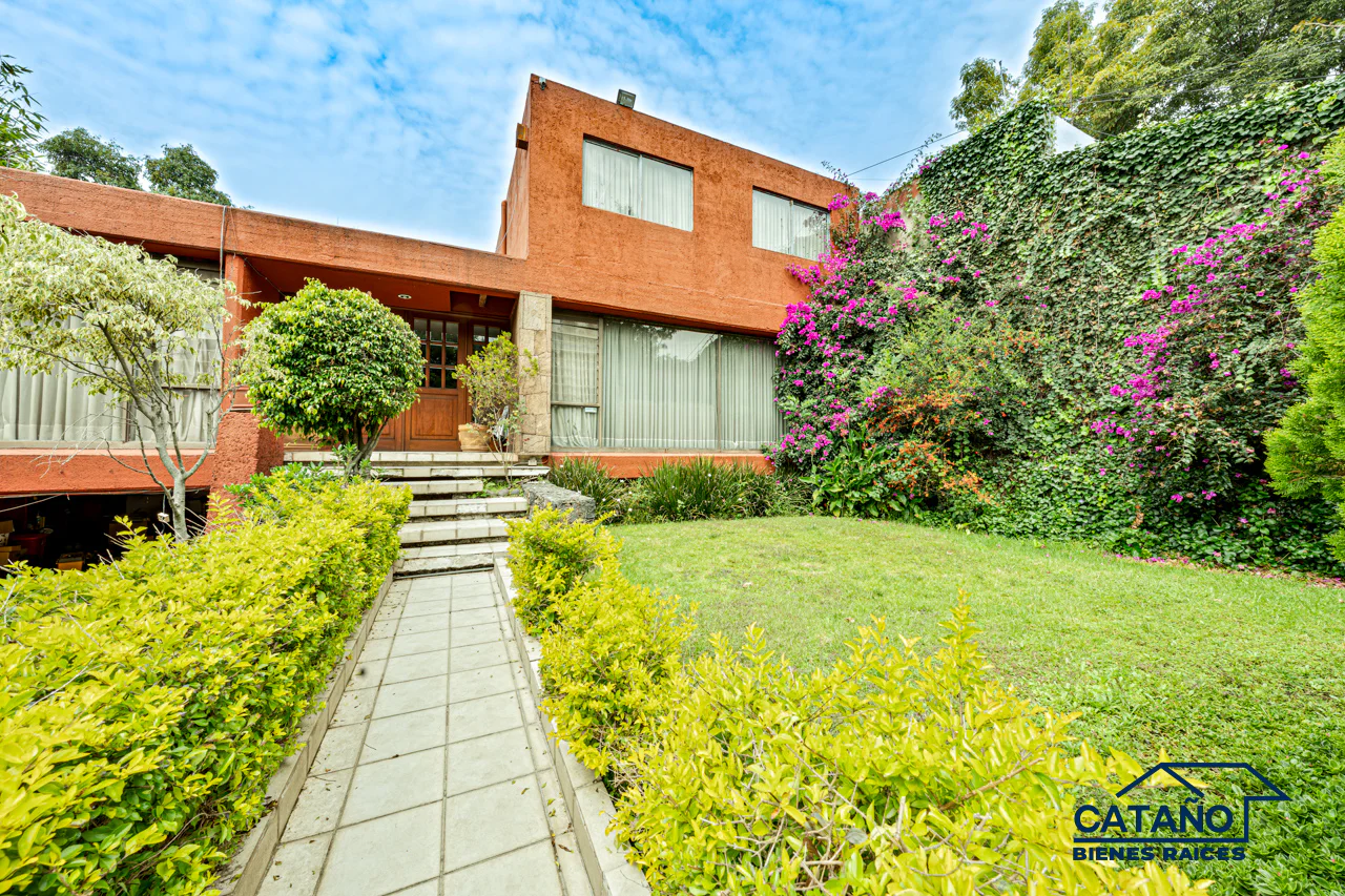 Residencia con grandes jardines, potencial de actualizacion, Blvd de la Luz (2/47)