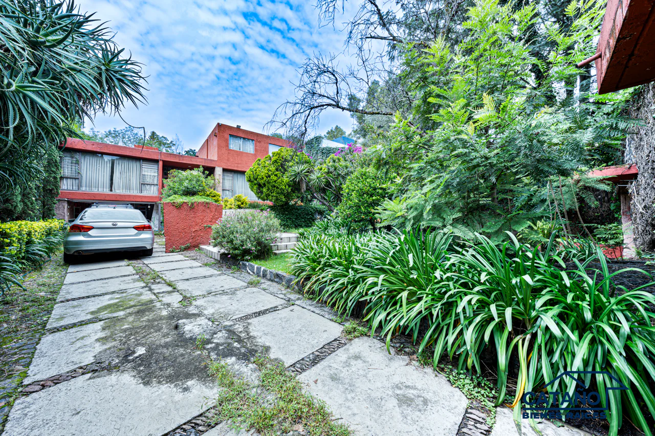 Residencia con grandes jardines, potencial de actualizacion, Blvd de la Luz (3/47)
