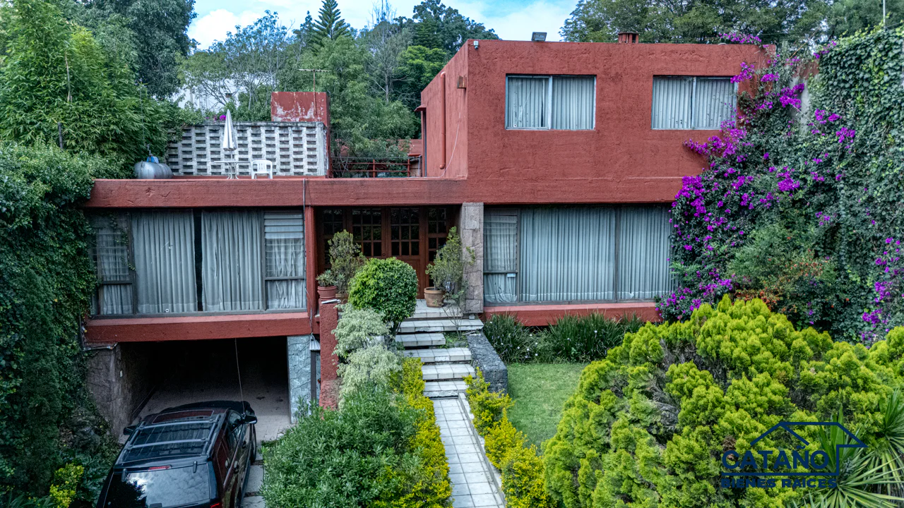 Residencia con grandes jardines, potencial de actualizacion, Blvd de la Luz (4/47)