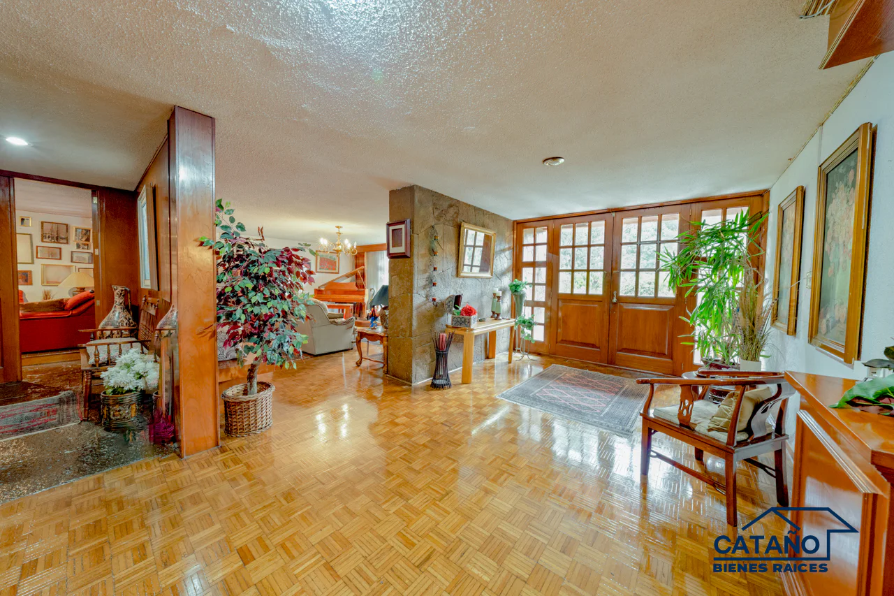 Residencia con grandes jardines, potencial de actualizacion, Blvd de la Luz (5/47)