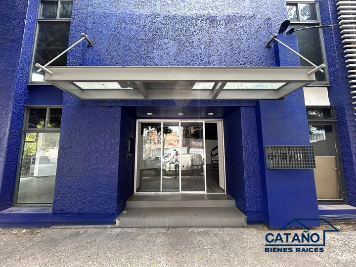 Excellent commercial building with 3 frontages on Eje Central, Matías Romero (1/6)