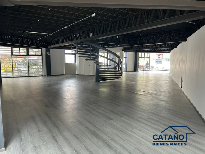 Excelente Edificio con uso comercial, 3 frentes, en Eje Central, Matías Romero (2/6)