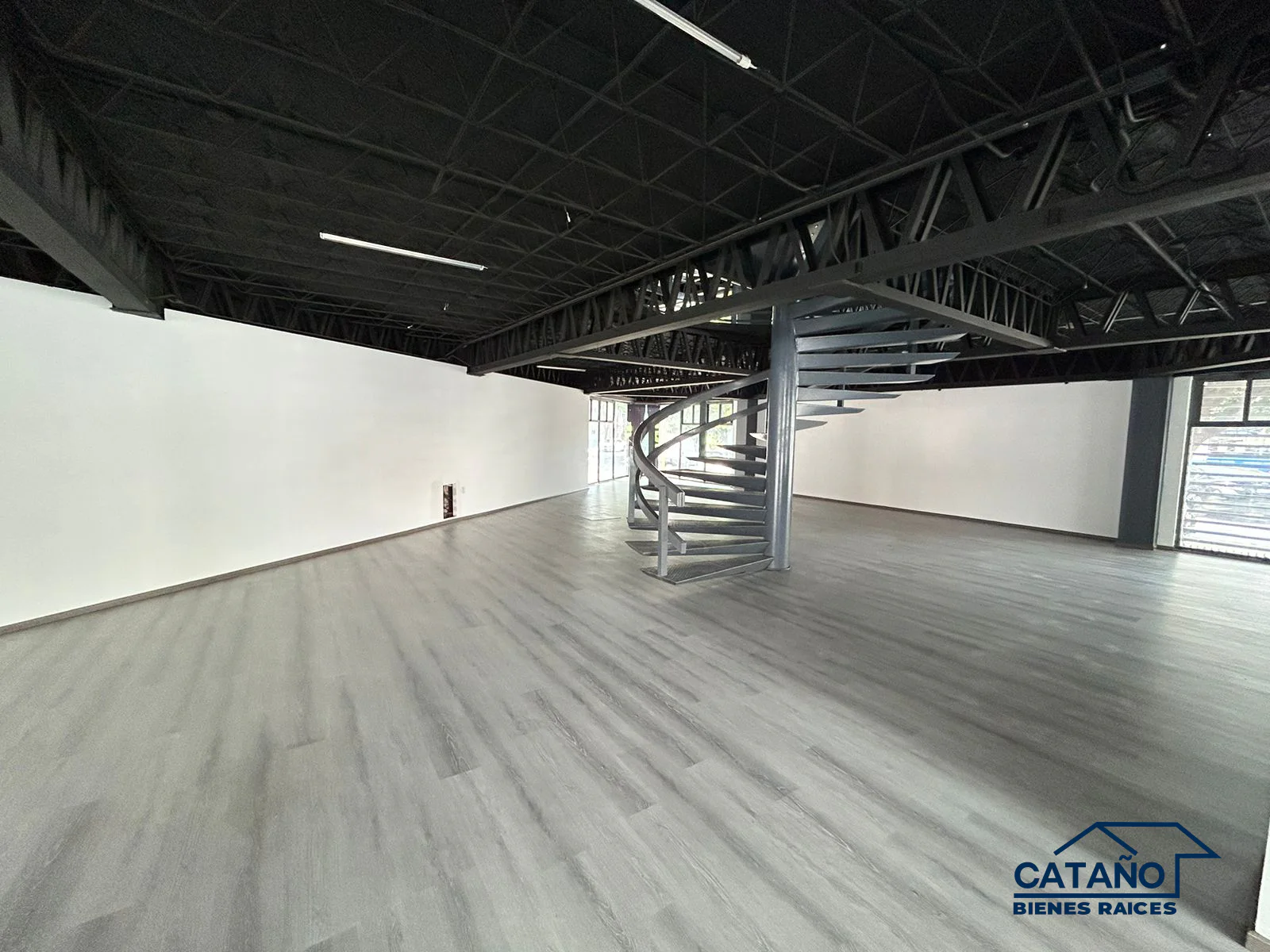 Excelente Edificio con uso comercial, 3 frentes, en Eje Central, Matías Romero (3/17)