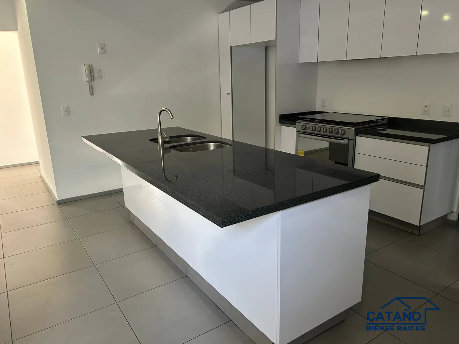 Spacious apartment in excellent location, one block from Glorieta De Vertiz, Casas Grandes (4/12)