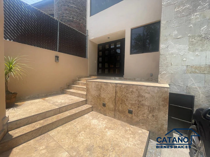 Casa en venta, amplia, excelente ubicación, en calle de los Picagregos (1/6)