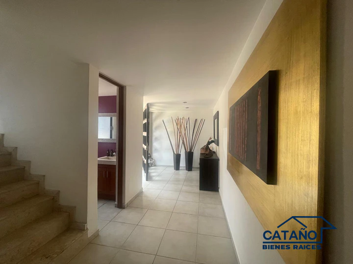 Casa en venta, amplia, excelente ubicación, en calle de los Picagregos (2/6)